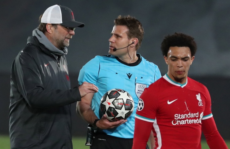 篮球篮网训练场出现意外，球员手指受伤