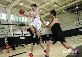 全球视野：澳门博彩业从“贵宾厅”向“大众场”转型的阵痛与机遇。（全球视角下的澳门博彩业：从贵宾厅到大众场的转型挑战与机遇）